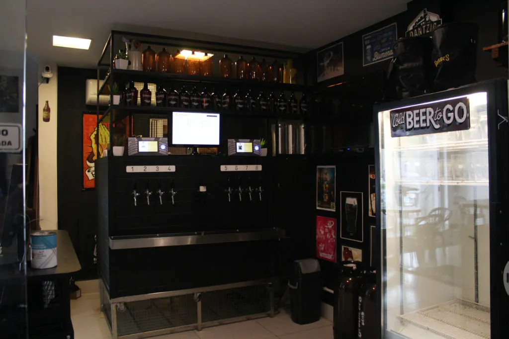 Parede de torneiras de autosserviço do Growlers Club Londrina