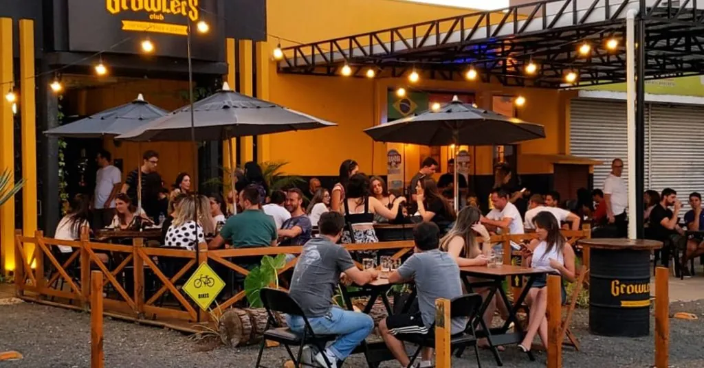 Área externa lotada do Growlers Club Porto União