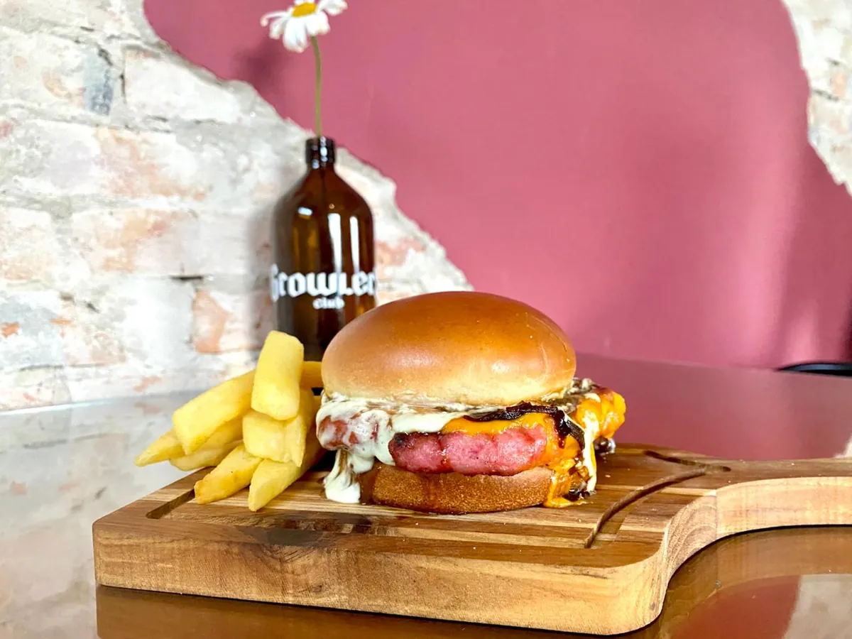 Hambúrguer com fritas servido no Growlers Club Porto União